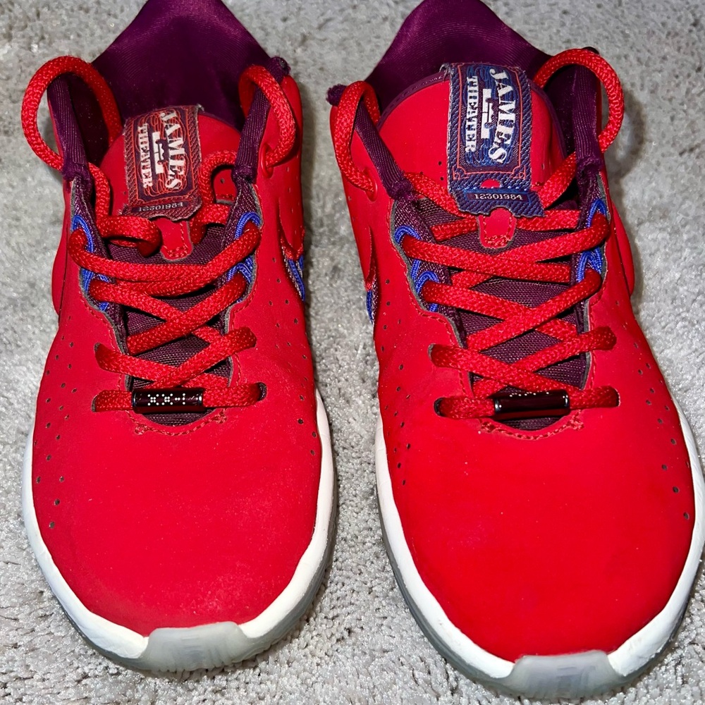 LEBRON XXI SE "MOVIE NIGHT" YOUTH SIZE 4 SAME AS WOMAN 5.5 Red